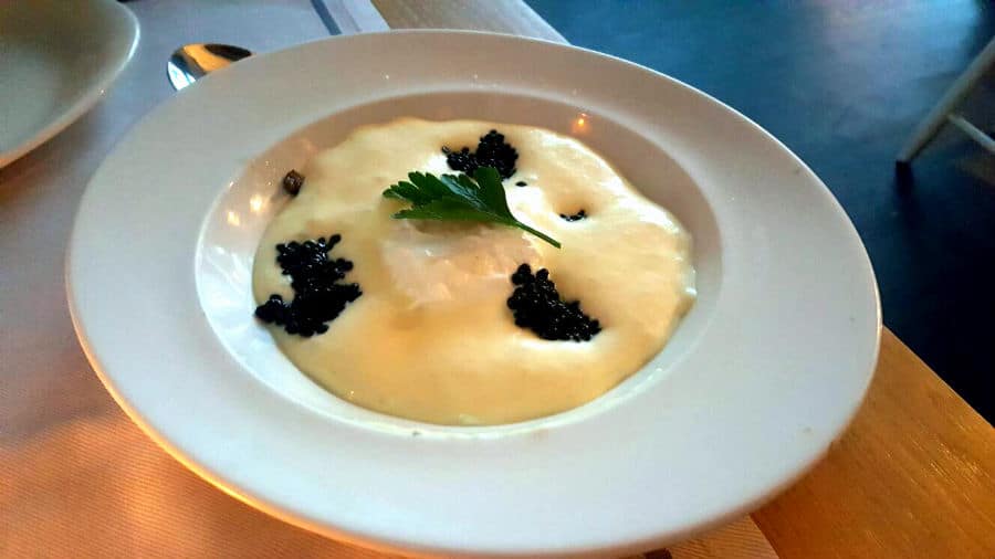 Restaurante La Cabaña Marconi - Huevo escalfado con espuma de patata y caviar de trufa