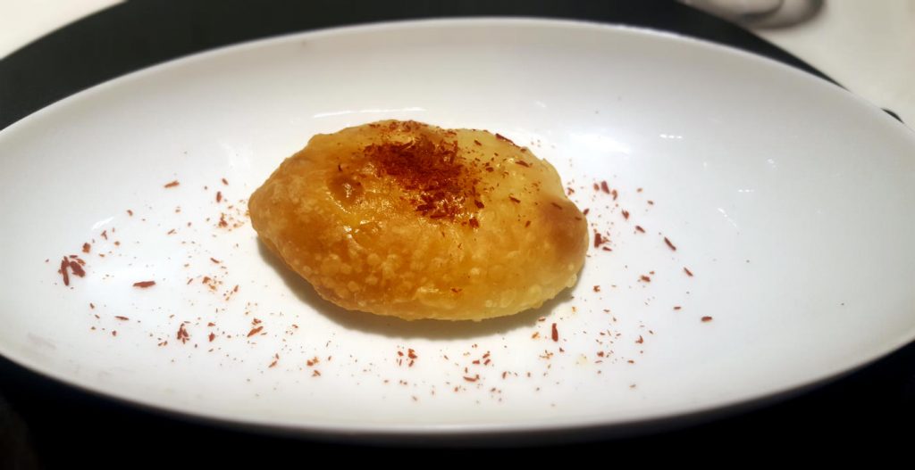 Pan de aceite estilo Focaccia con emulsión de ajo y tomate seco
