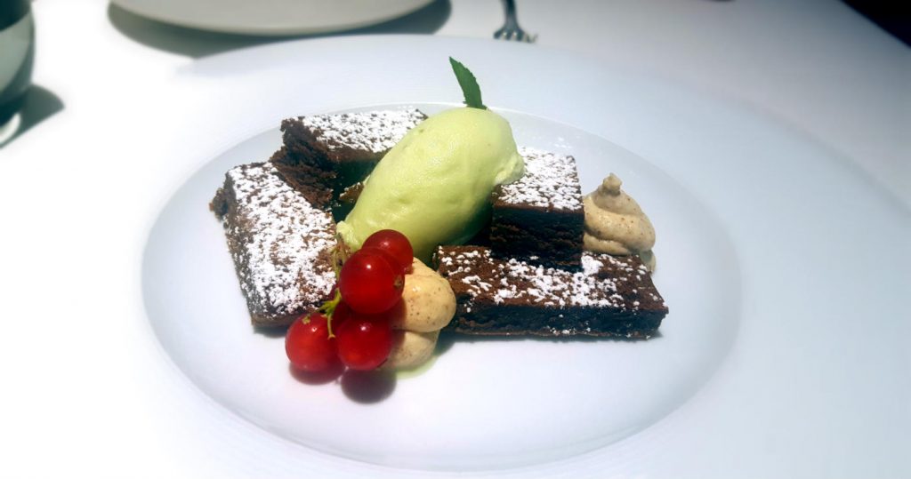 Restaurante La Manzana - Pastel de chocolate negro 70% con canela-cardamomo y sorbete de menta