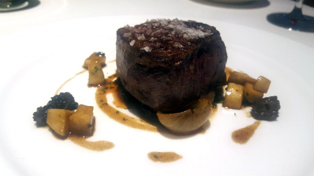Restaurante La Manzana - Solomillo de buey con cebollitas al Jerez y setas salteadas
