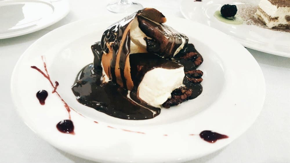 Restaurante St. James Rosario Pino - Biscuit Glace de nueces caramelizadas con sorbete de chocolate y tejas de almendra