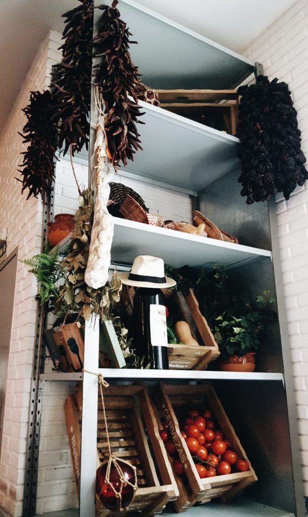 Restaurante Txirimiri - Interior Estantería