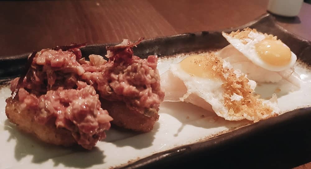 Restaurante UMO - Nigiri de Steak Tartar y Nigiri de Huevo Frito